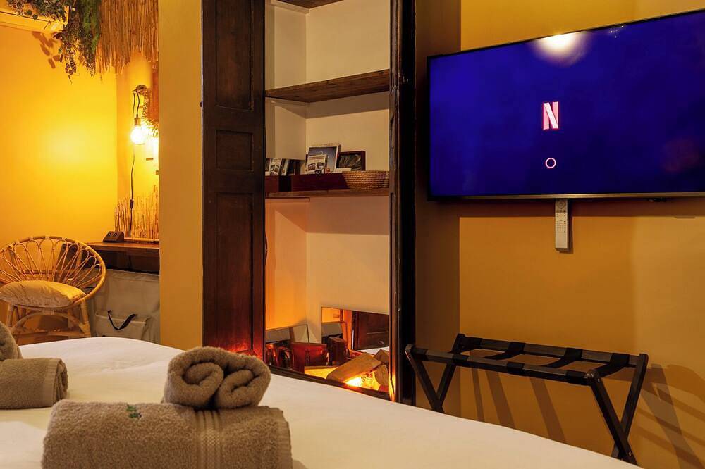 Entire apartment, Private Spa with Jacuzzi & Massage in Vierzon - L'Aventurier in Vierzon, Vierzon Region