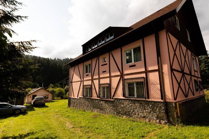 Ferienhaus für 16 Personen, mit Balkon und Whirlpool sowie Terrasse und Garten