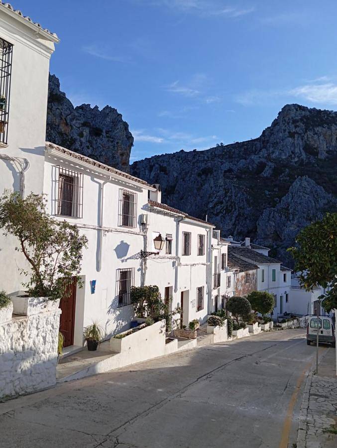 Location de vacances pour 8 personnes, avec vue ainsi que terrasse et piscine à Zuheros - 3