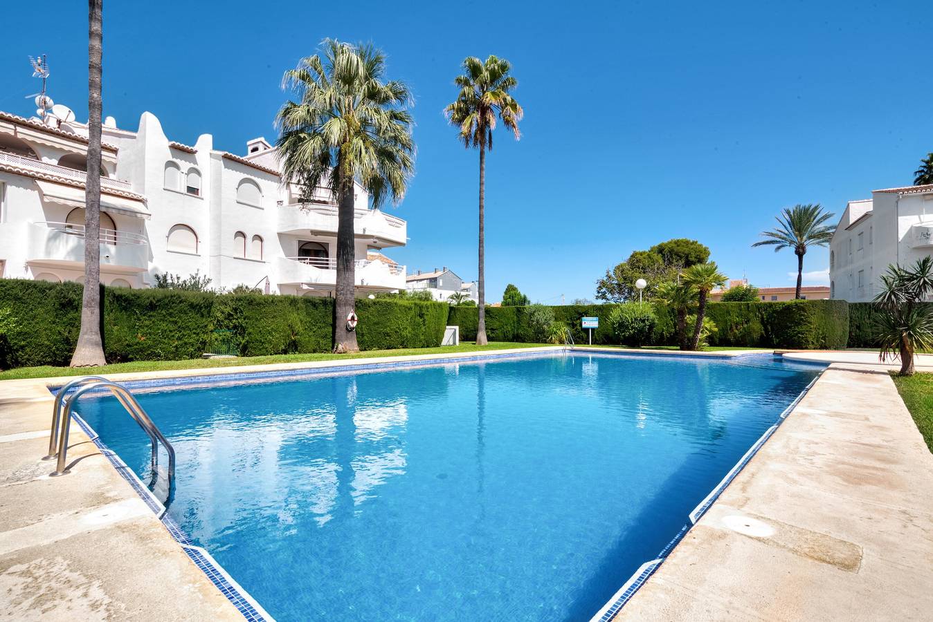 Apartamento entero, Apartamento vacacional 'Alba' cerca de la playa con piscina compartida, terraza y Wi-Fi in Avenida de Augusta, Jávea