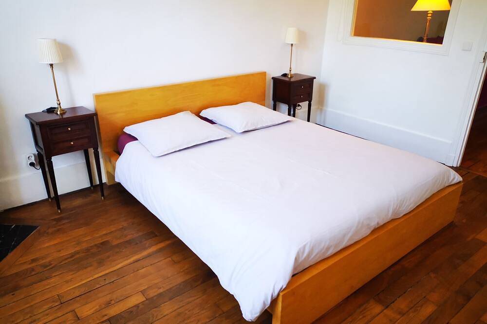 Appartement entier, Pour travailler ou visiter, calme, en rez-de-chaussée  avec petite cour privée. in Versailles, Yvelines