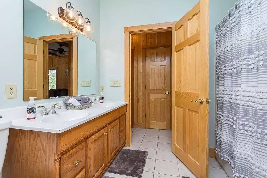 Unique Massanutten Lodge, Hot Tub, Game Room w/foosball and Gorgeous Views!! in Massanutten, Blue Ridge Mountains