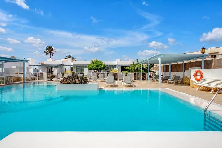 Bungalow para 3 personas, con jardín además de piscina y terraza en Corralejo