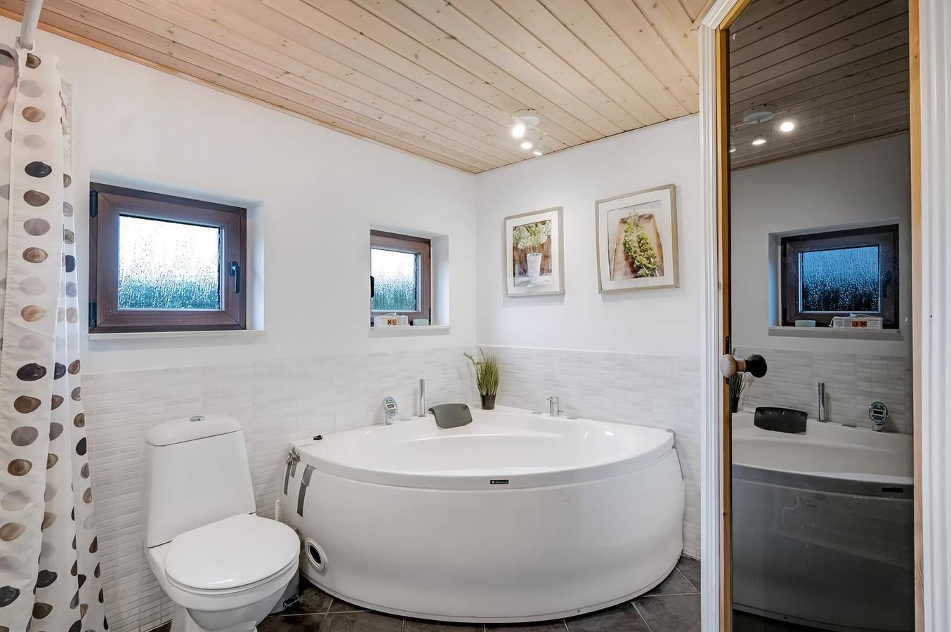 Stunning home in Skjern w/ 4 Bedrooms, Sauna and Wifi in Skjern, Fjord Ringkøbing