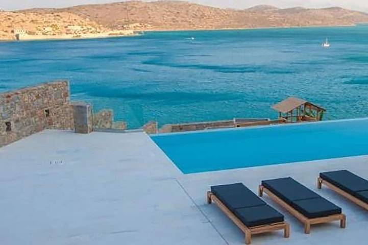 Holiday rental for 12 people, with hot tub and balcony in Agios Nikolaos