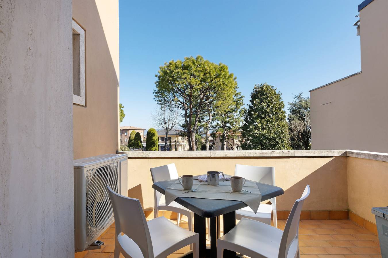 Apartamento entero, Apartamento 'La Pelusa Peschiera' con piscina compartida, Wi-Fi y aire acondicionado in Peschiera del Garda, Montañas Garda