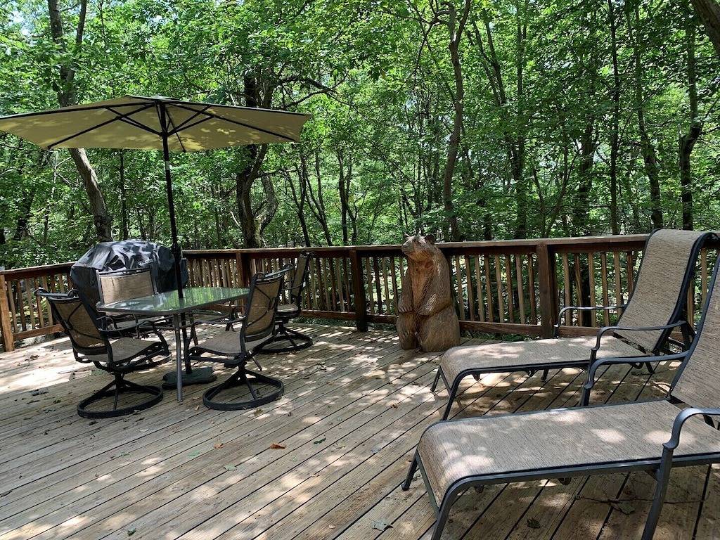 Charming mountain retreat w/ view of Big Boulder and short walk to Lake Harmony in Hickory Run State Park