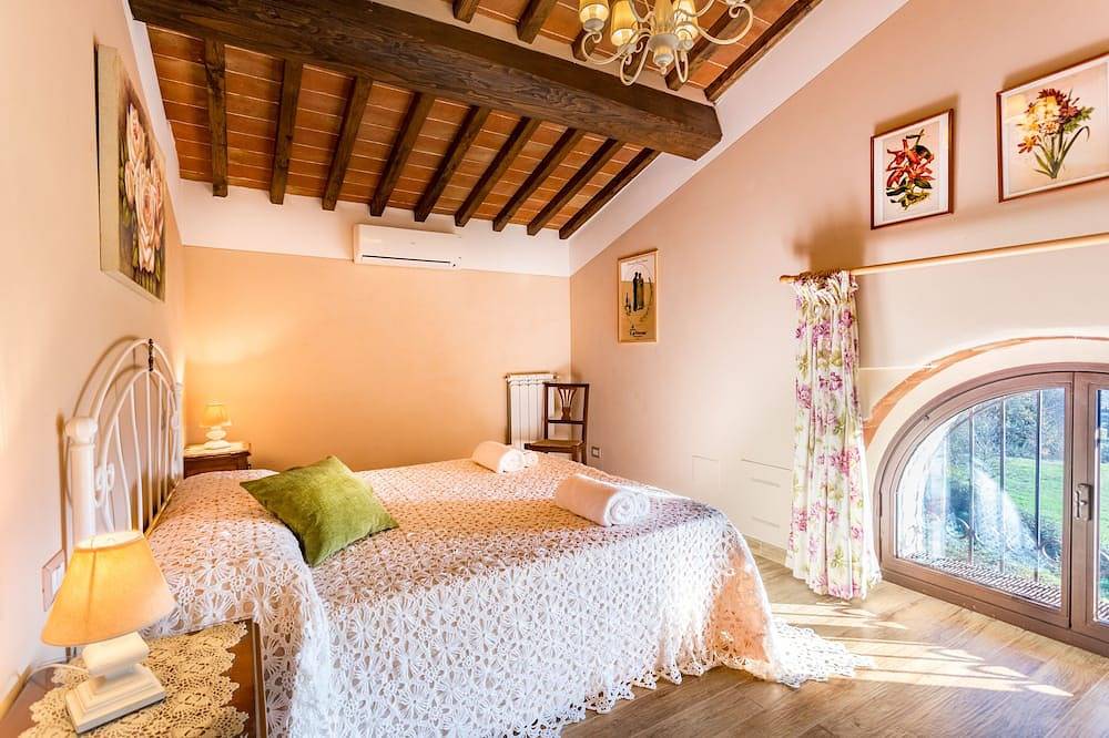 Tuscan Cottage With Private Garden And Panoramic Pool. 1 Km Walk To The Village. in Casole d'Elsa, Provincia de Siena
