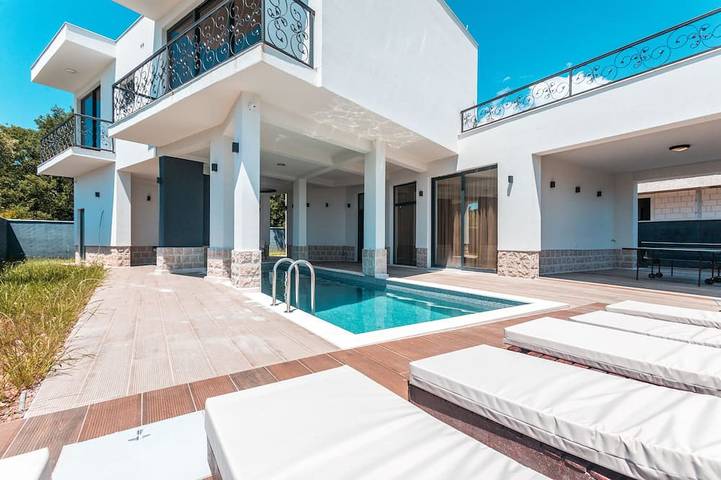 Ferienhaus für 9 Personen, mit Balkon und Garten in Montenegro