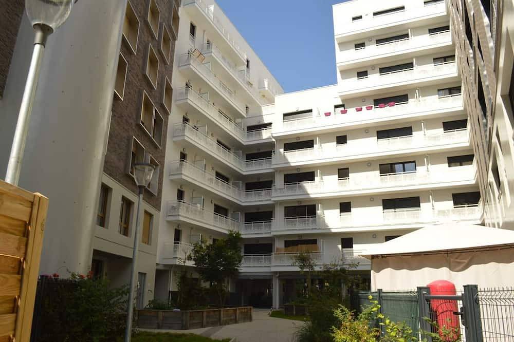 Appartement entier, Cheap Charming family size studio with self made office, Tv, Wifi, Cafe, etc in Bobigny, Seine-Saint-Denis