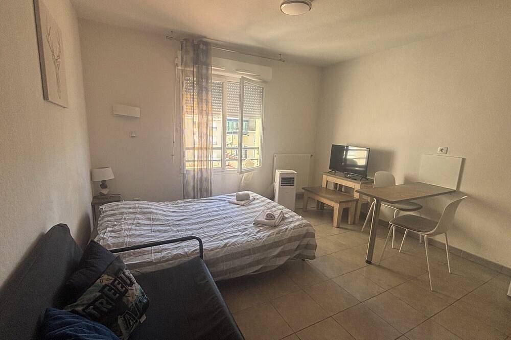 Ganze Wohnung, Studio with a view of the pool, near the beach and downtown in Juvignac, Mittelmeerküste (Frankreich)