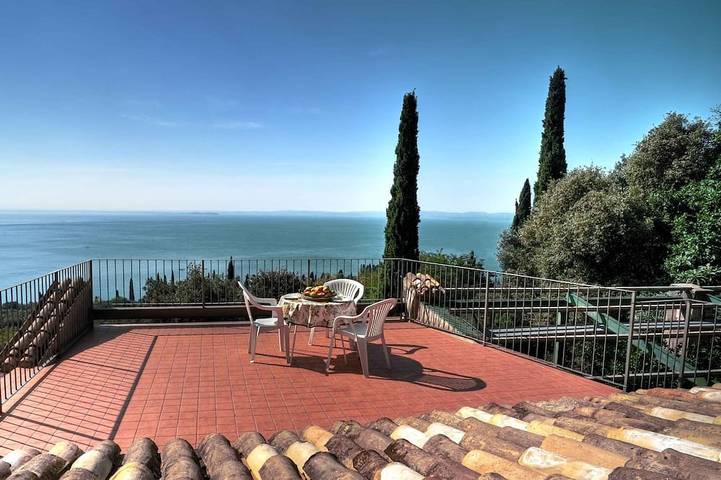 Villa pour 13 personnes, avec Balcon ainsi que Terrasse et Jardin à Garde