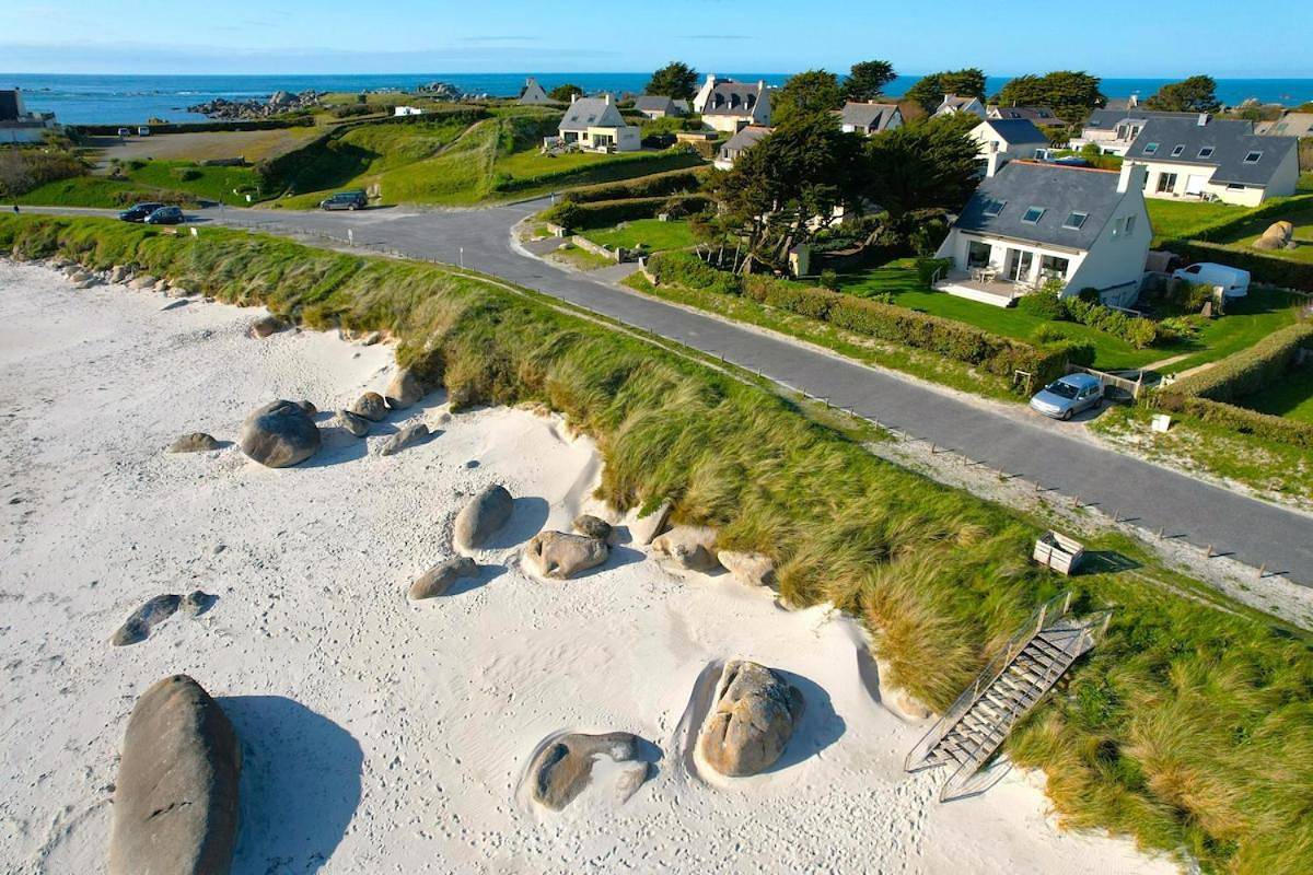 Maison les pieds dans l'eau avec vue mer et accès plage in Kerlouan, Région de Brest