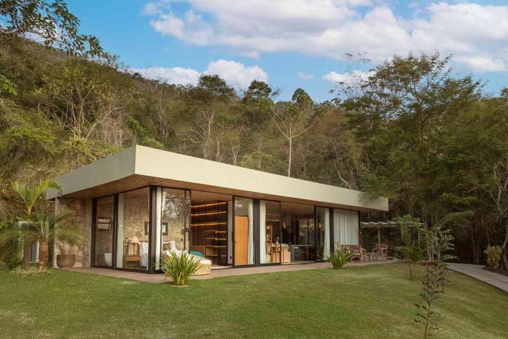 Pousadas para 3 pessoas, com jardim e piscina e ainda sauna and vista, com animais de estimação em Teresópolis