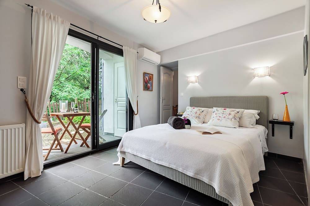 Private sunny villa with large heated pool, air-conditioning and river access. in Céret, Céret region