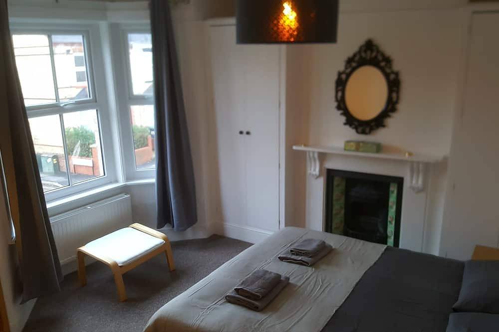 Victoria House Exeter - Sleeps 10 People in Exeter, Devon