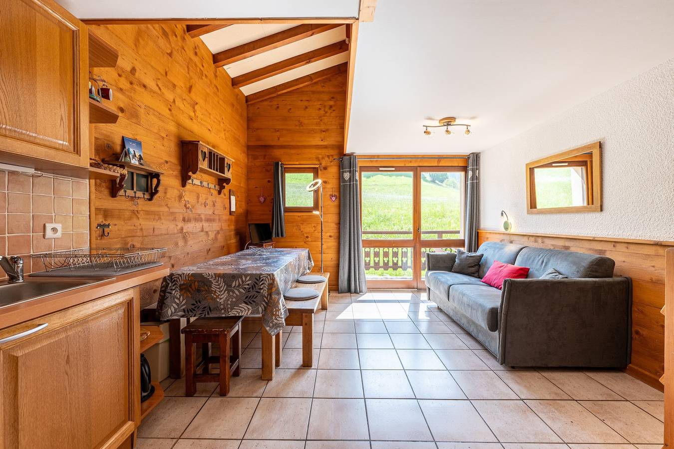 Appartement entier, Appartement 'Le Lachat' avec vue sur les montagnes, terrasse partagée et Wi-Fi in Cohennoz, Région d'Albertville
