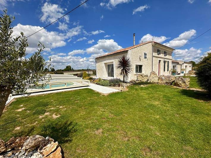 Location de vacances pour 12 personnes, avec vue ainsi que jardin et piscine à Champagnolles - 3