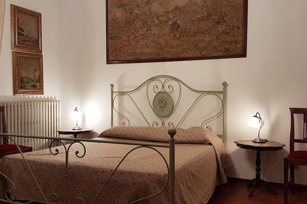 Montecarlo, 1.5 acres, private pool, walk to restaurants. Wifi Close Lucca in Altopascio, Lucca Provinz