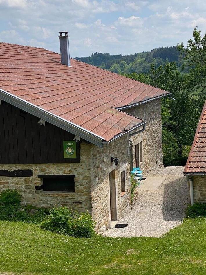 Gîte pour 4 personnes, avec terrasse et jardin à Montmahoux