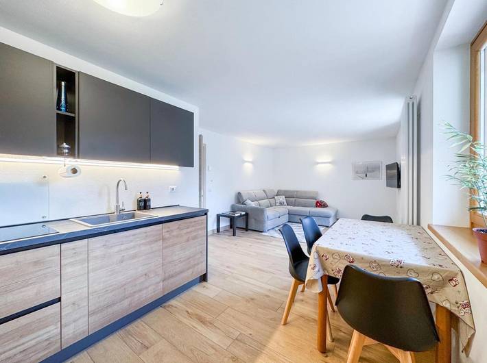 Entire apartment, Apartment 'Cà Vermigliana' with Lake View, Private Terrace and Wi-Fi in Fraviano, Vermiglio