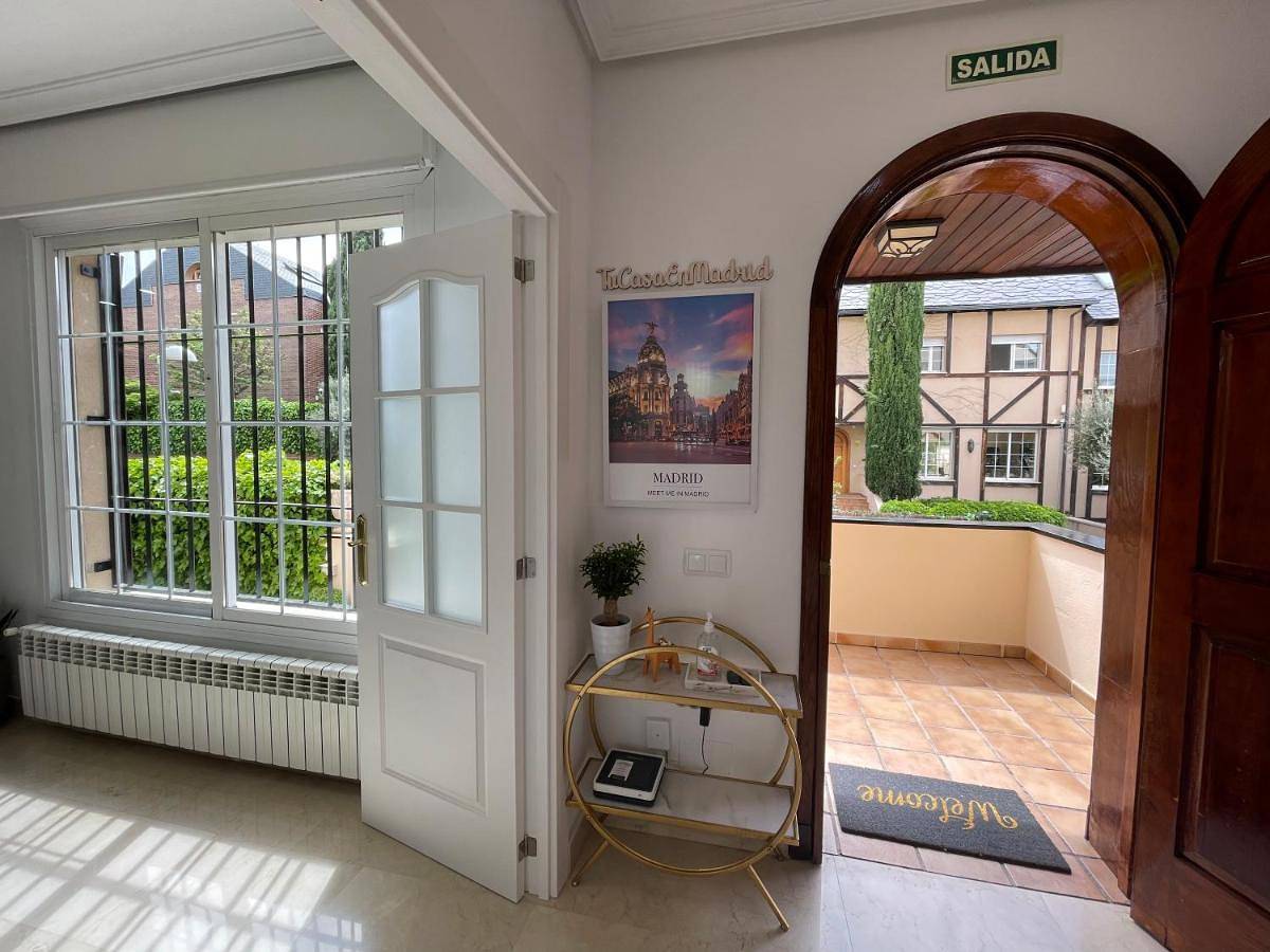 Moderna Casa de Lujo con Jacuzzi en el Jardín in Fuencarral-El Pardo, Madrid