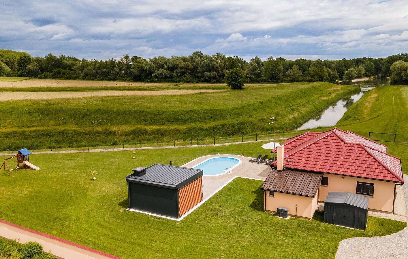 Gemütliche 100 m² große Ferienwohnung in Strandnähe mit WLAN, Pool und Parkplatz in Virovitica-Podravina