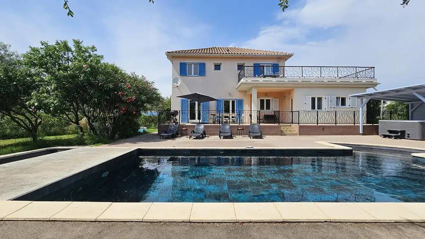 Location de vacances pour 9 personnes, avec piscine et terrasse à Oupia