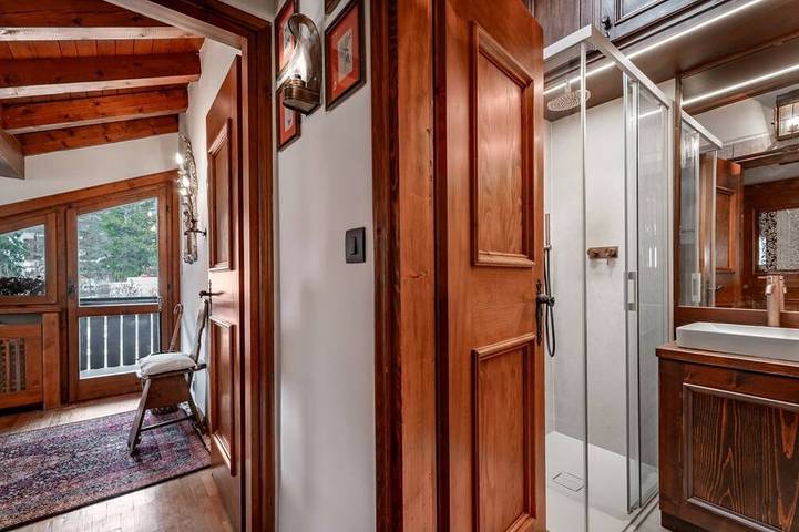 Apartamento entero, Guesthost - Charming 45 sqm apartment, with fine wooden finishes and mountain view, ideal for two guests, located on the 4th floor of a characteristic building. The property is located in the heart of Cortina, along the famous Corso Italia, a 7-minute wa in Cortina d'Ampezzo y alrededores, Dolomiti Superski