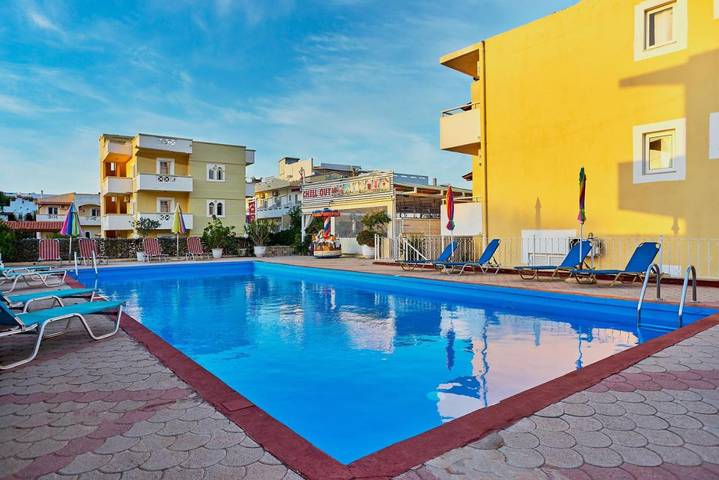 Appart’hôtel pour 2 personnes, avec piscine ainsi que vue et terrasse, animaux acceptés
