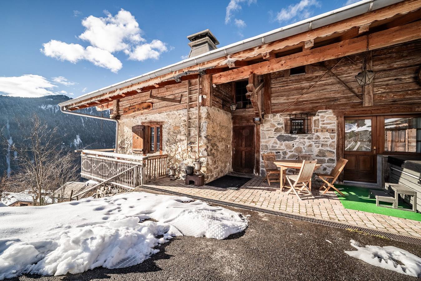 Chalet 'La Ferme De La Vora' avec vue sur la montagne, terrasse privée et Wi-Fi in Chatel, Les Portes du Soleil