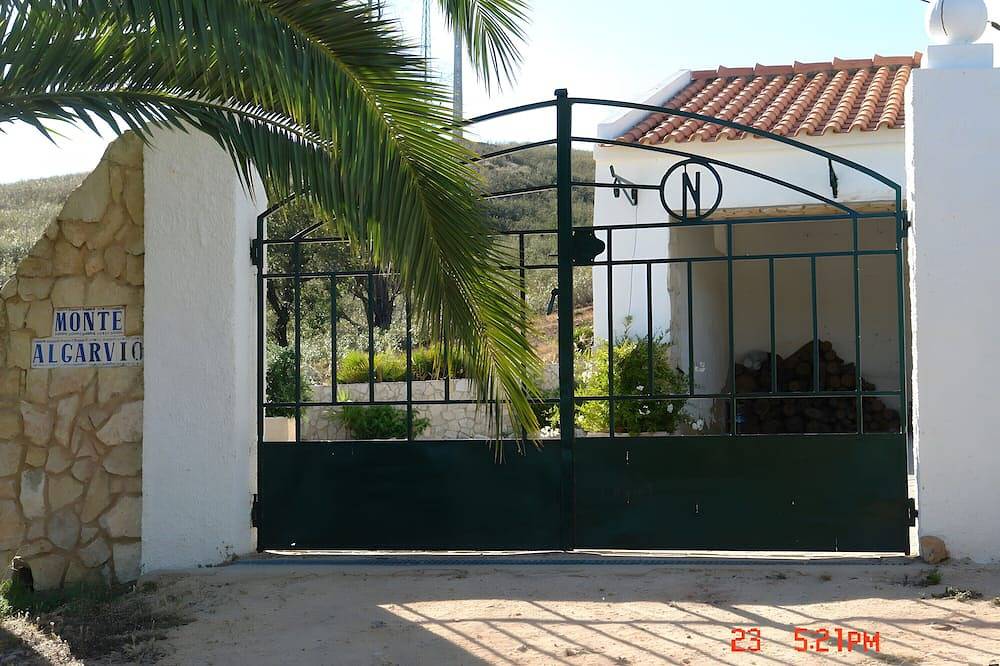 Landhaus 'Horta Da Ti'mariana' mit Bergblick, Gemeinschaftspool und Wlan in Odiáxere, Faro Distrikt