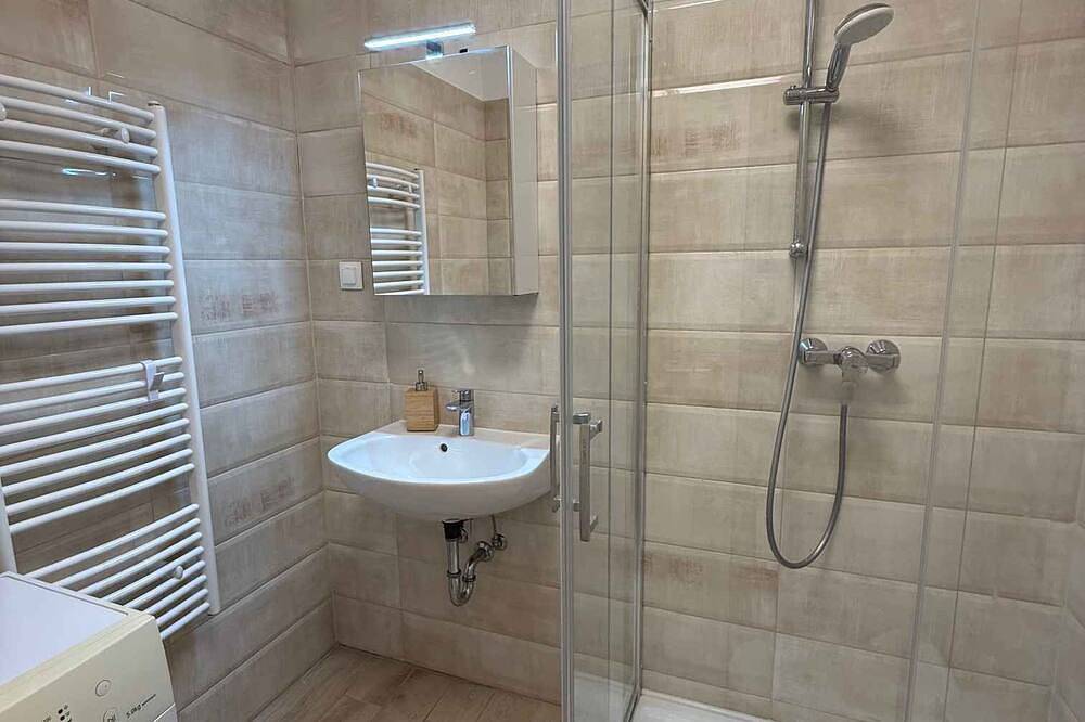 Ganze Wohnung, Ferienwohnung Wasserfront mit Klimaanlage und Wlan direkt neben dem Wellness- und Thermalbad in Szabadifürdő, Siofok