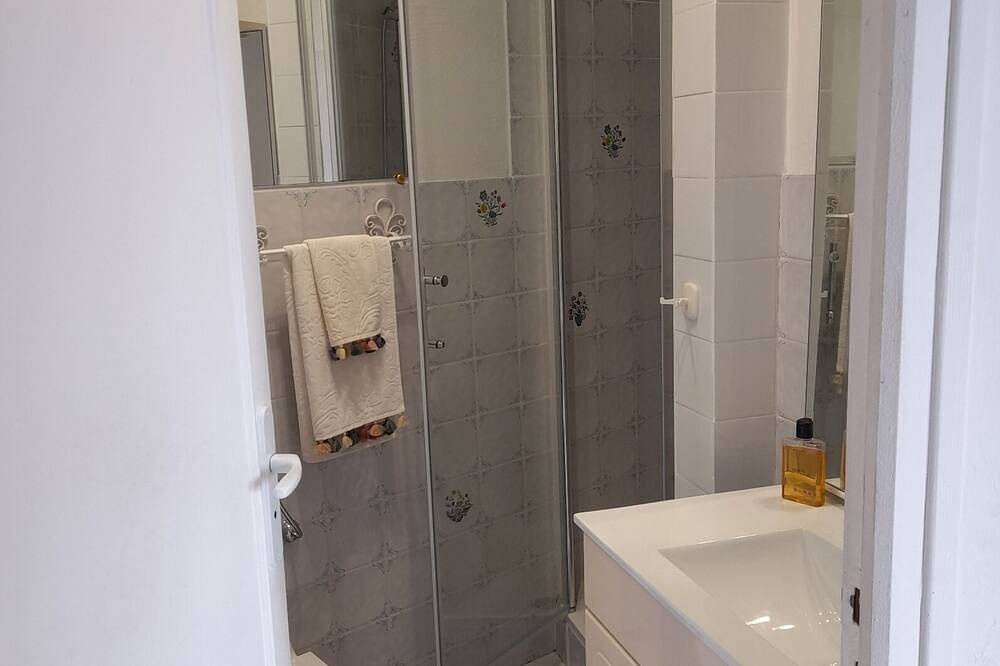 Entire apartment, A 36 sq. m self contained apartment with a magnificent view to the Mediterranean in Cabris, Cannes region
