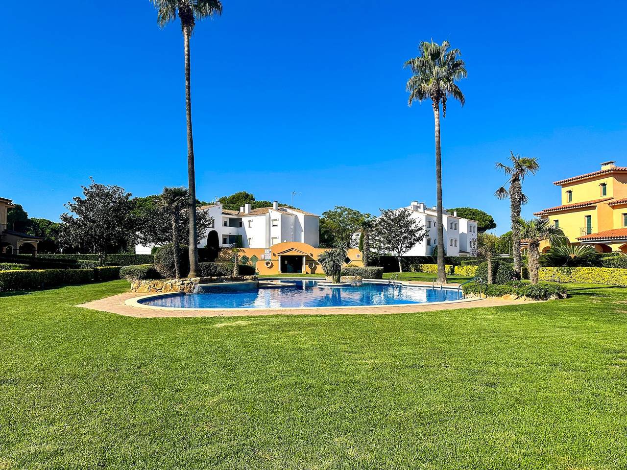 Apartamento entero, Apartamento con vistas al mar. Jardín y piscina comunitarios. in Pals, Costa Brava