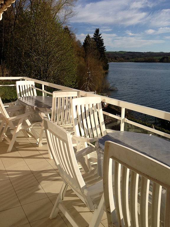 Appartement de vacances pour 14 personnes, avec vue sur le lac ainsi que balcon et jardin dans l' Aveyron - 2