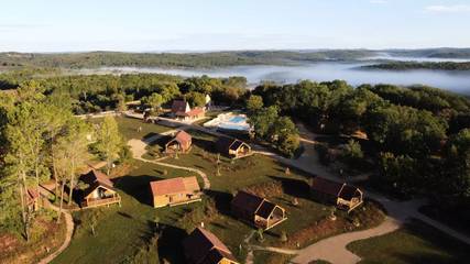 Gîte pour 6 personnes, avec terrasse et piscine à Saint-Amand-de-Coly