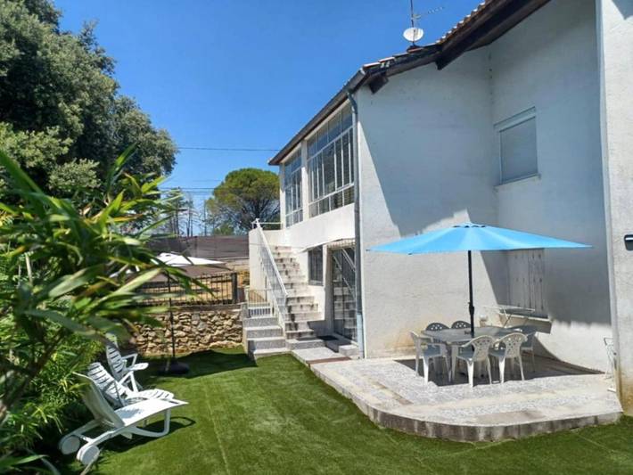Appartement de vacances pour 6 personnes, avec piscine ainsi que terrasse et jardin
