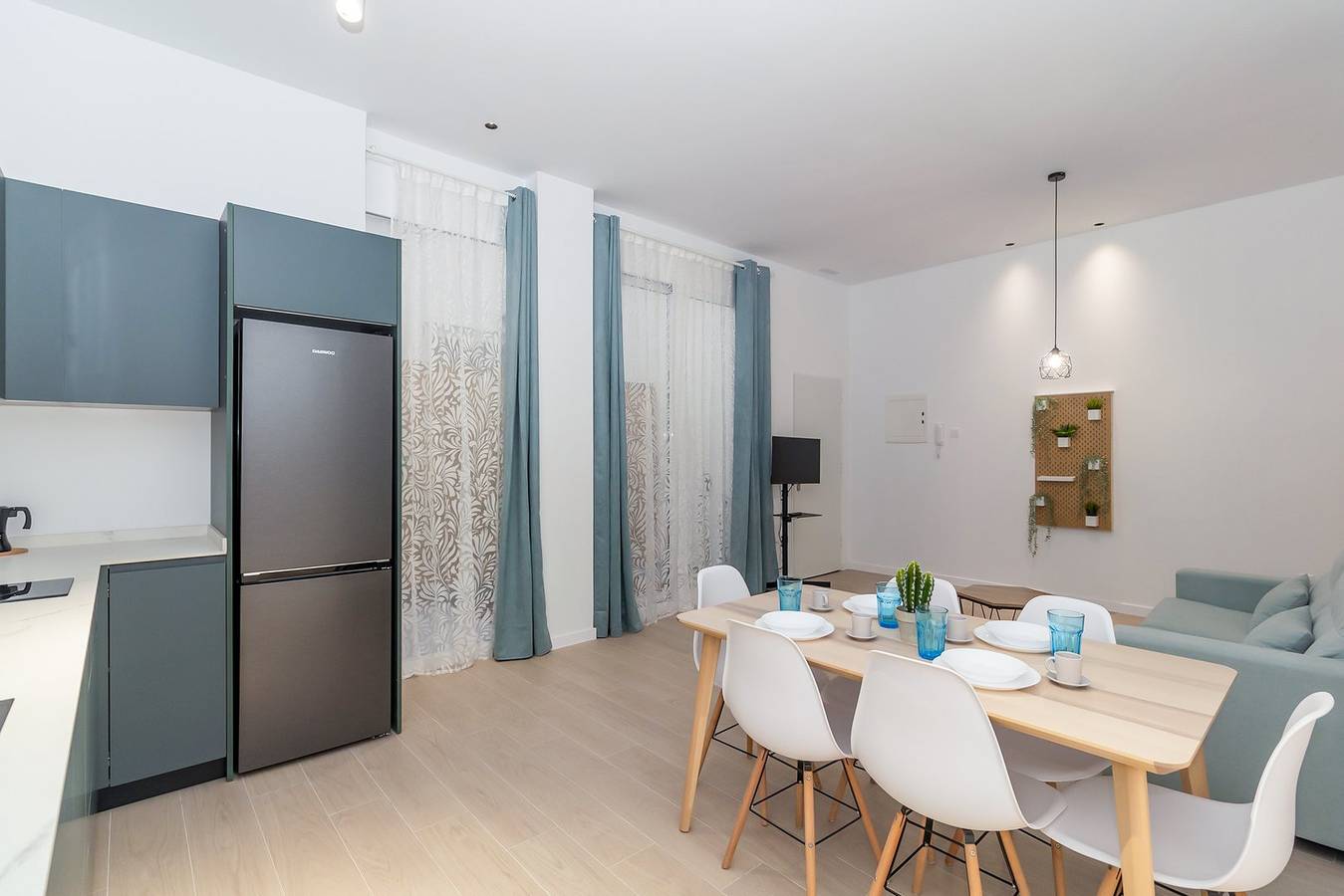 Ganze Wohnung, Ferienwohnung für 6 Personen mit Terrasse in La Malvarrosa, Valencia