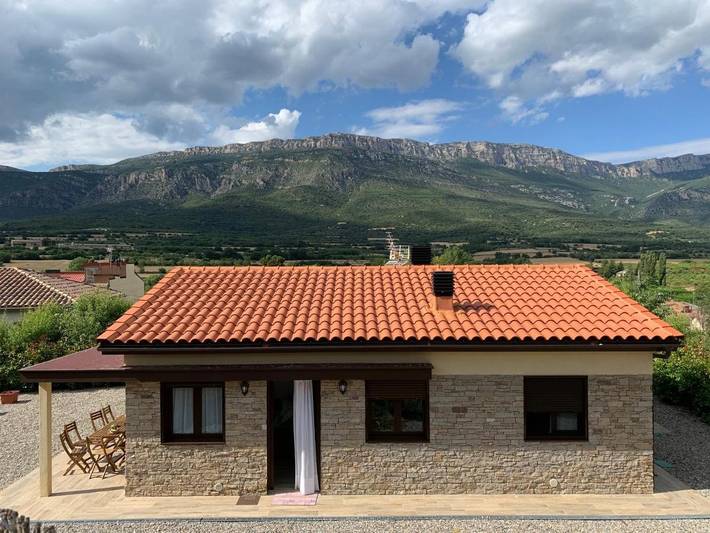 Location de vacances pour 8 personnes, avec terrasse ainsi que vue et jardin à Àger - 4