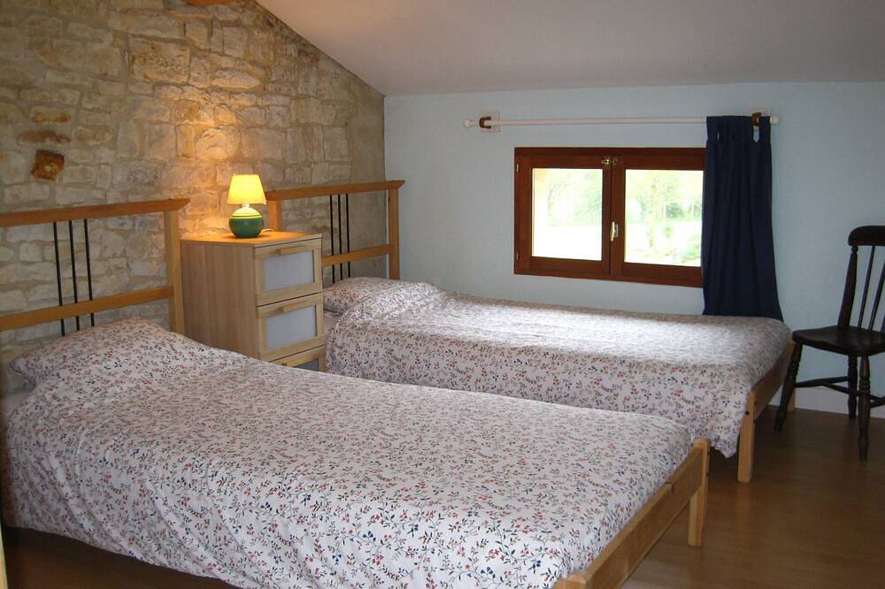 Belle grange - La Grange à la famille Les Hiboux chalets amicales. in Crézières, Région de Niort