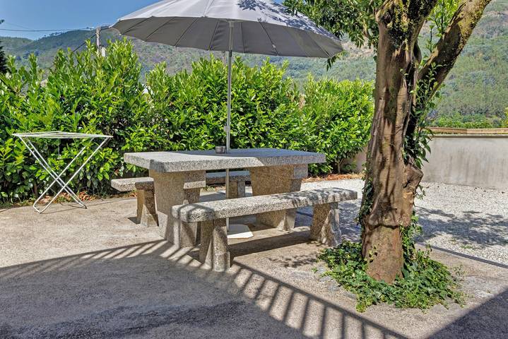 Entire apartment, Apartment 'D' with Mountain View, Wi-Fi and Air Conditioning in Vilar da Veiga, Gerês