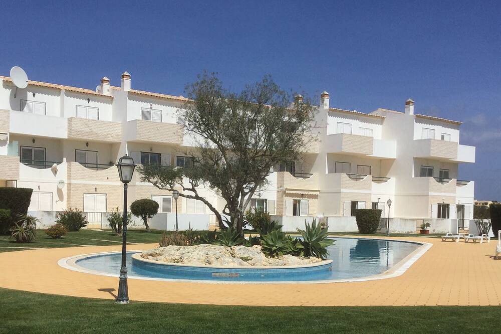 Ganze Wohnung, Schöne 2-Zimmer-Wohnung in Alvor mit Shared Pool in der Nähe von Stadt und Strand in Alvor, Faro Distrikt