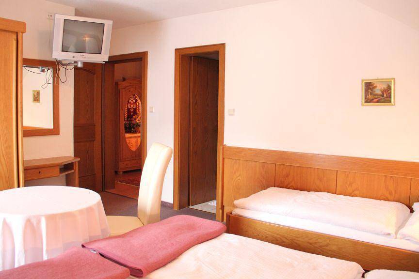 Dreibettzimmer, Dusche, Wc in Pohorje, Finkenstein am Faaker See