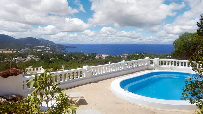Villa for 10 people, with balcony and pool in Cala Tarida