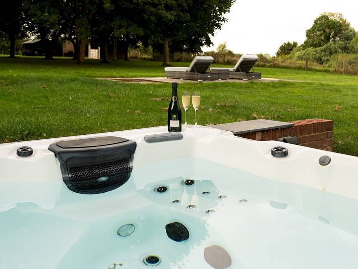Chilterns Countryside Hideaway with Hot Tub - Pass the Keys in Chiltern Hills