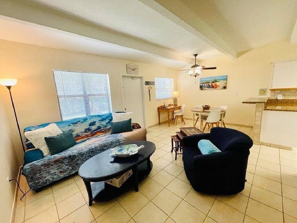 Ganze Wohnung, Hutchinson Island Dog Friendly Cozy Condo. Directly across from the Beach! in Fort Pierce, Hutchinson Island