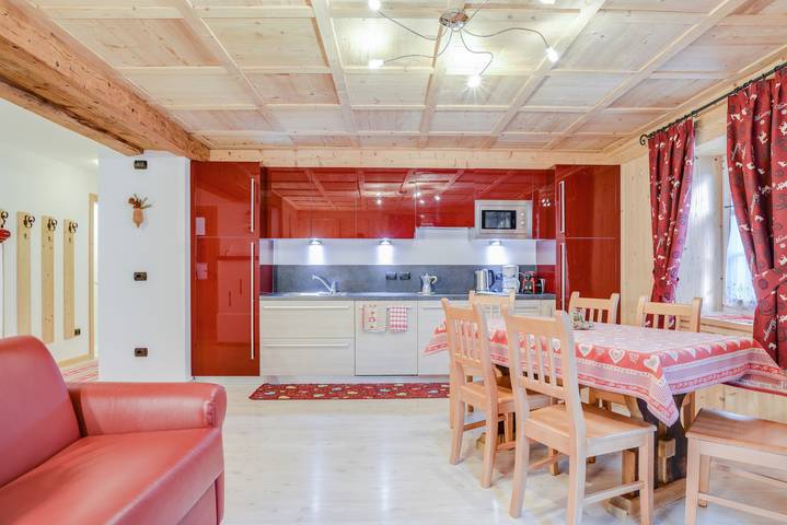 Apartamento entero, Apartamento vacacional "Cesa San Florian Apartamento 1" con vistas a la montaña y Wi-Fi in Canazei, Dolomiti Superski
