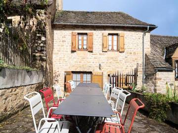 Gîte pour 10 personnes, avec jacuzzi et sauna ainsi que terrasse et piscine, adapté aux familles dans Bourgs sur Colagne