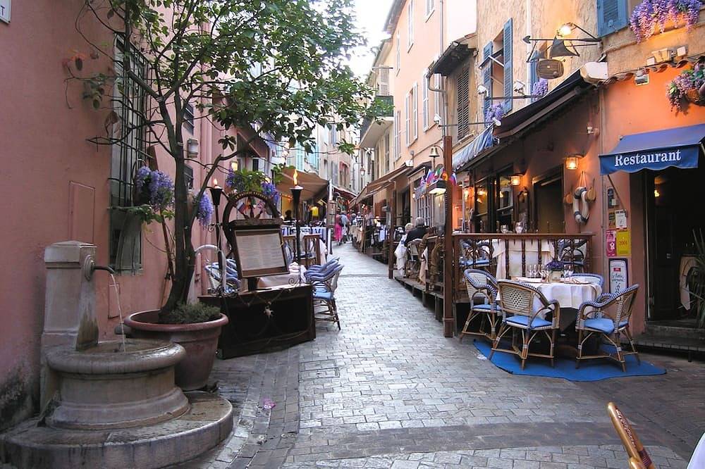 Entire apartment, Air-conditioned 3-room apartment, very quiet historic town center, 200m from the beach in Cannes, Cannes region